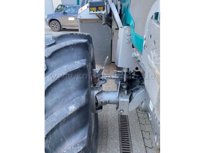 Defekte Kotflügelaufnahme vorne rechts