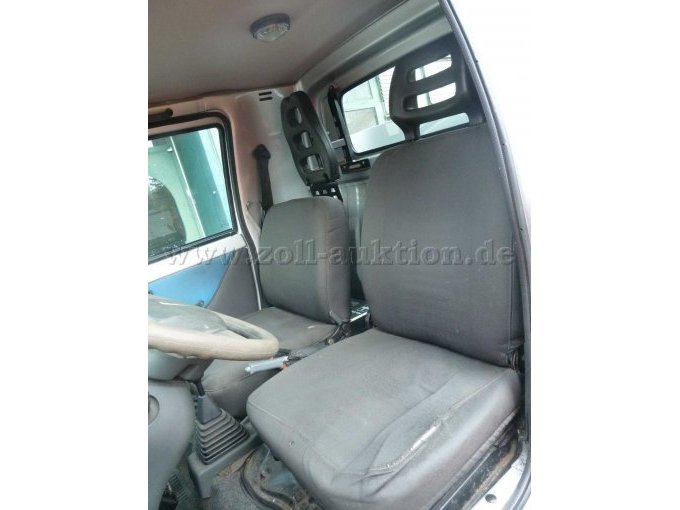 Fahrersitz (Sitzpolster aufgerissen)