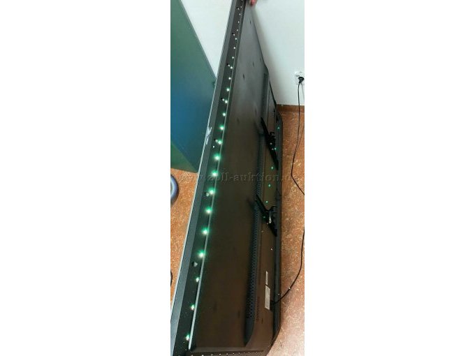 Ansicht von oben auf den Fernseher. Das Ambilight, sowie die Farbspritzer sind zu sehen.