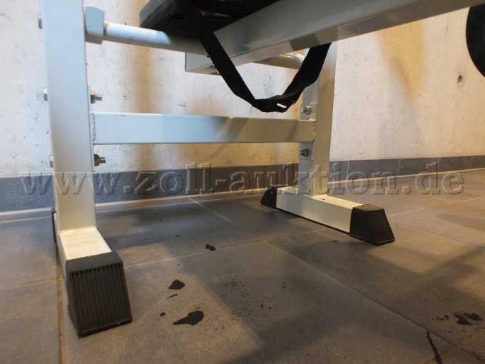 Ansicht von Unten mit beschädigter Unterfläche