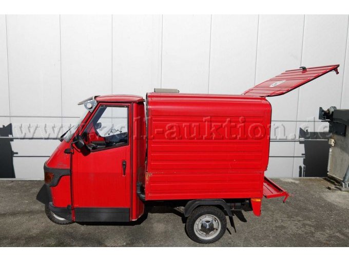 APE seitlich mit Klappe offen