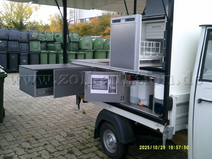 rechte Fahrzeugseite mit Staukasten, Ablagefächern, Wassertang und Kühlfach