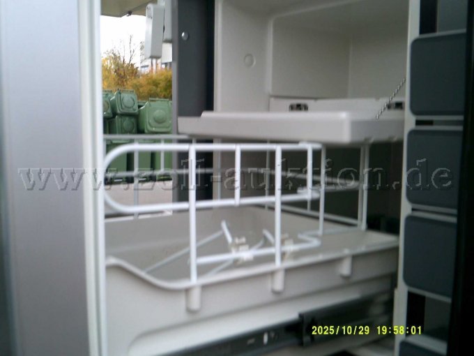 Kühlfach - auf beiden Seiten eingebaut