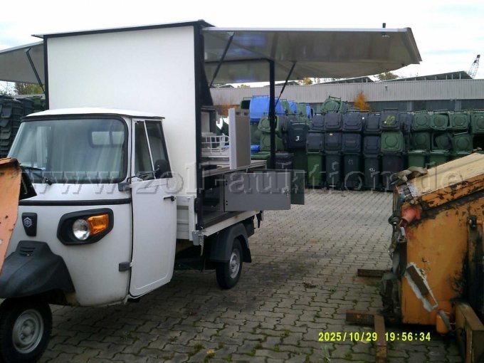 Fahrzeug mit geöffnetem Aufbau linke Seite mit Staufächern und Kühlfach