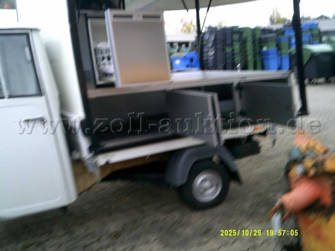 Ablagefächer und Kühlfach auf der linken Fahrzeugseite