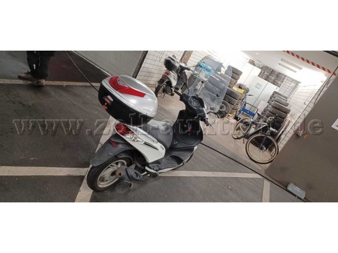 1 Piaggio Fly 50 Roller defekt – foto 3 – kavel bij Zoll-Auktion, Bonn