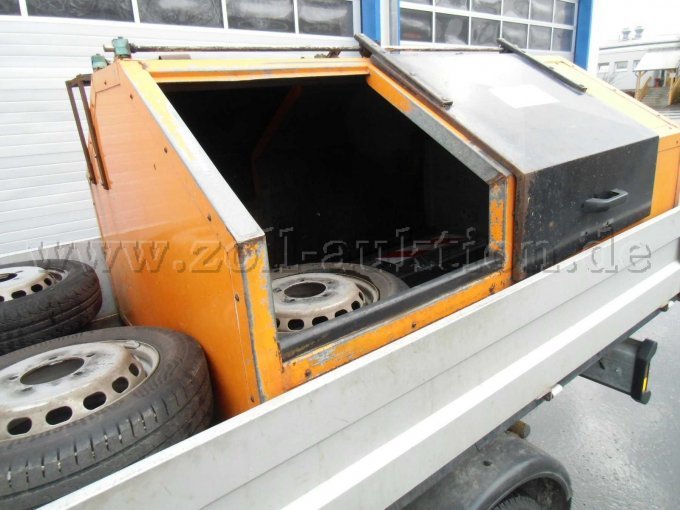 Aufbau inklusive Heckklappe und 6 Rädern