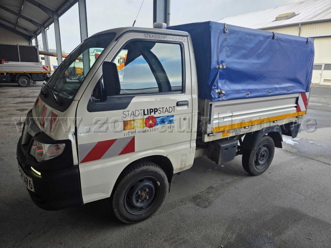 Piaggio Porter Heckkipper/Plane, linke vordere Seitenansicht