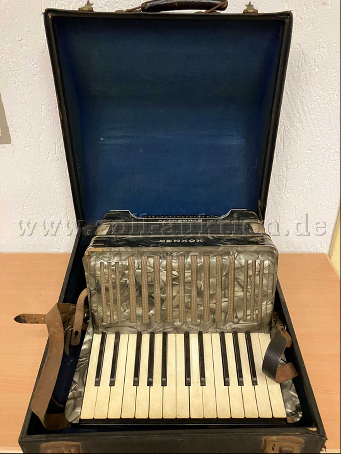 1 Piano-Akkordeon Hohner Student IV "M" mit Originalkoffer (alt + gebraucht)