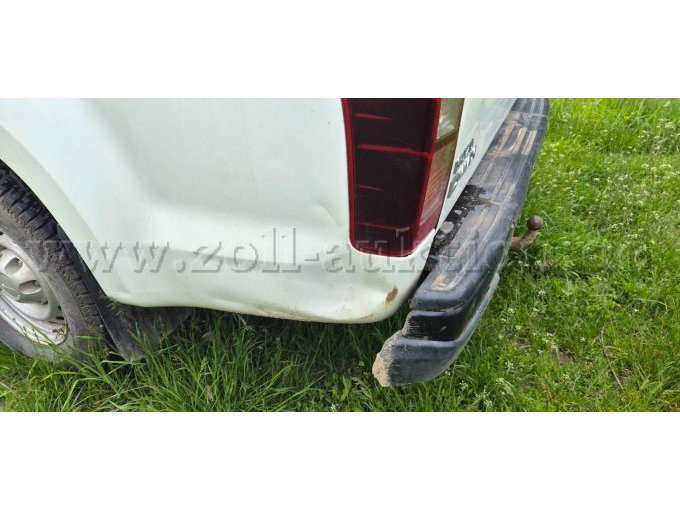 Beule Fahrerseite hinten mit kleiner Roststelle