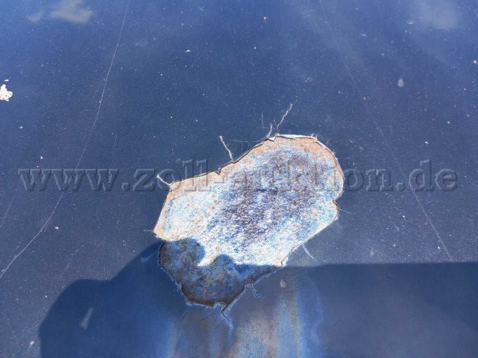 Detailansicht Lackabplatzung Motorhaube