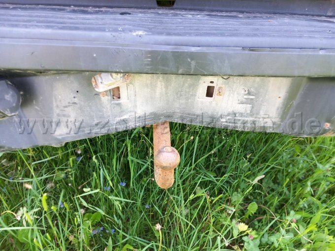 Detailansicht Beule in Heckstoßstange oberhalb der Anhängerkupplung