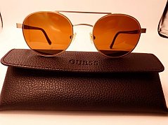 Guess Sonnenbrille_ Vorderansicht mit Brillenetui