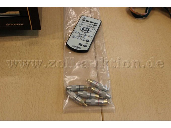 Fernbedienung und Konvolut Cinch-Stecker