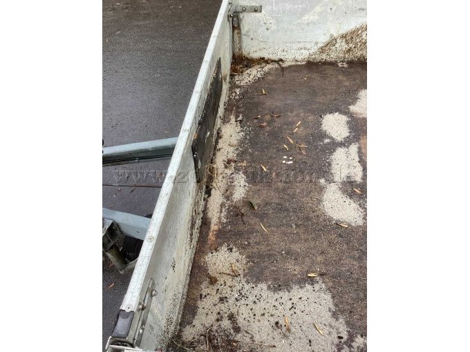 abgängiger Holzboden u. Verschlüsse vorne durch Winkel ersetzt