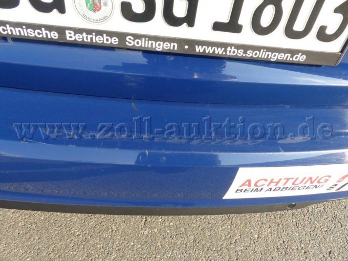 Macken in der Stoßfängerverkleidung hinten