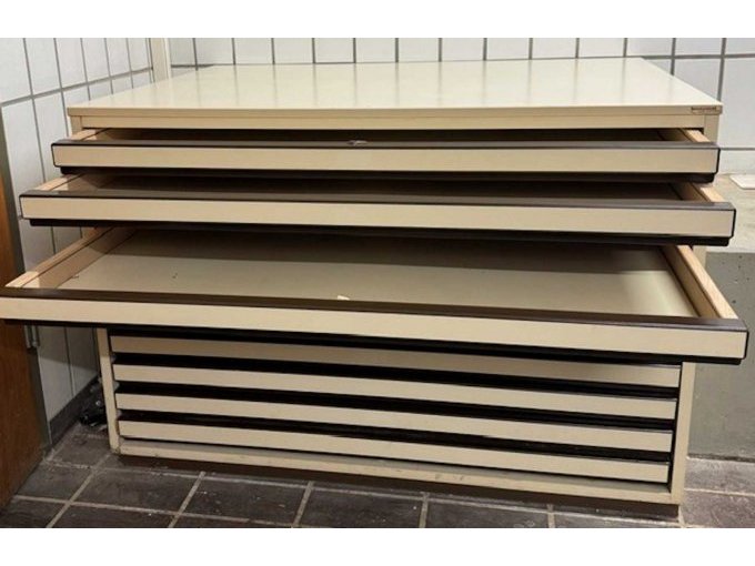Planschrank mit offenen Schubläden