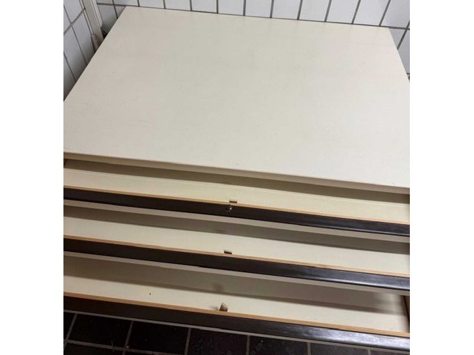 Planschrank von oben mit offenen Schüben