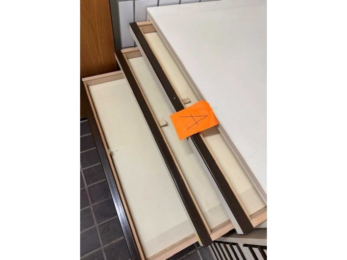 Planschrank mit offenen Schüben von oben