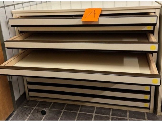 Planschrank mit offenen Schüben
