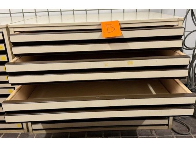 Planschrank offen von vorne