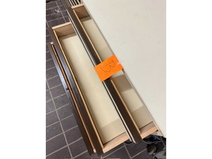 Planschrank mit offen Schüben von oben