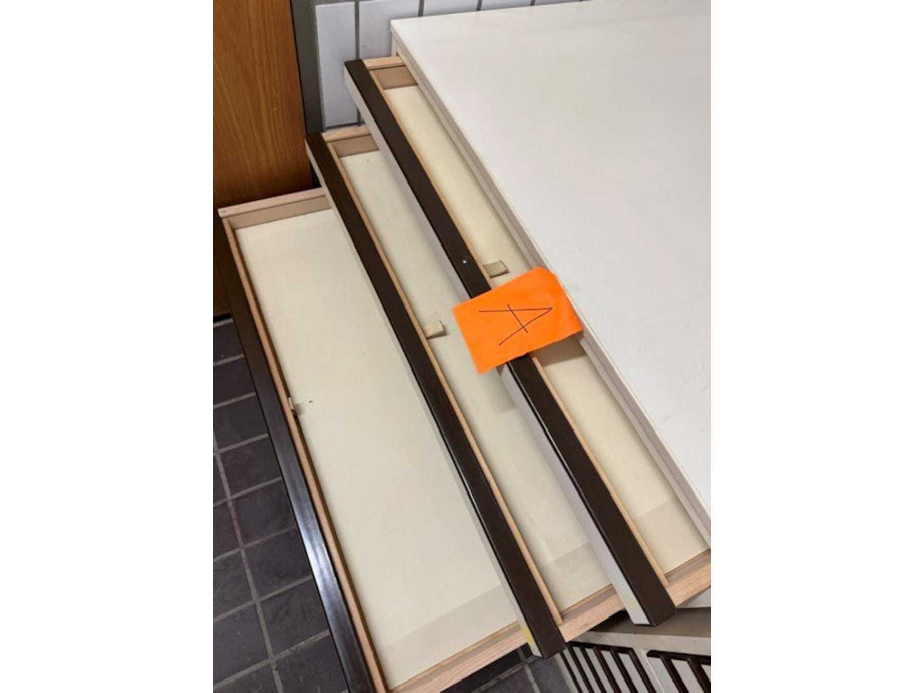 Planschrank mit offenen Schüben von oben