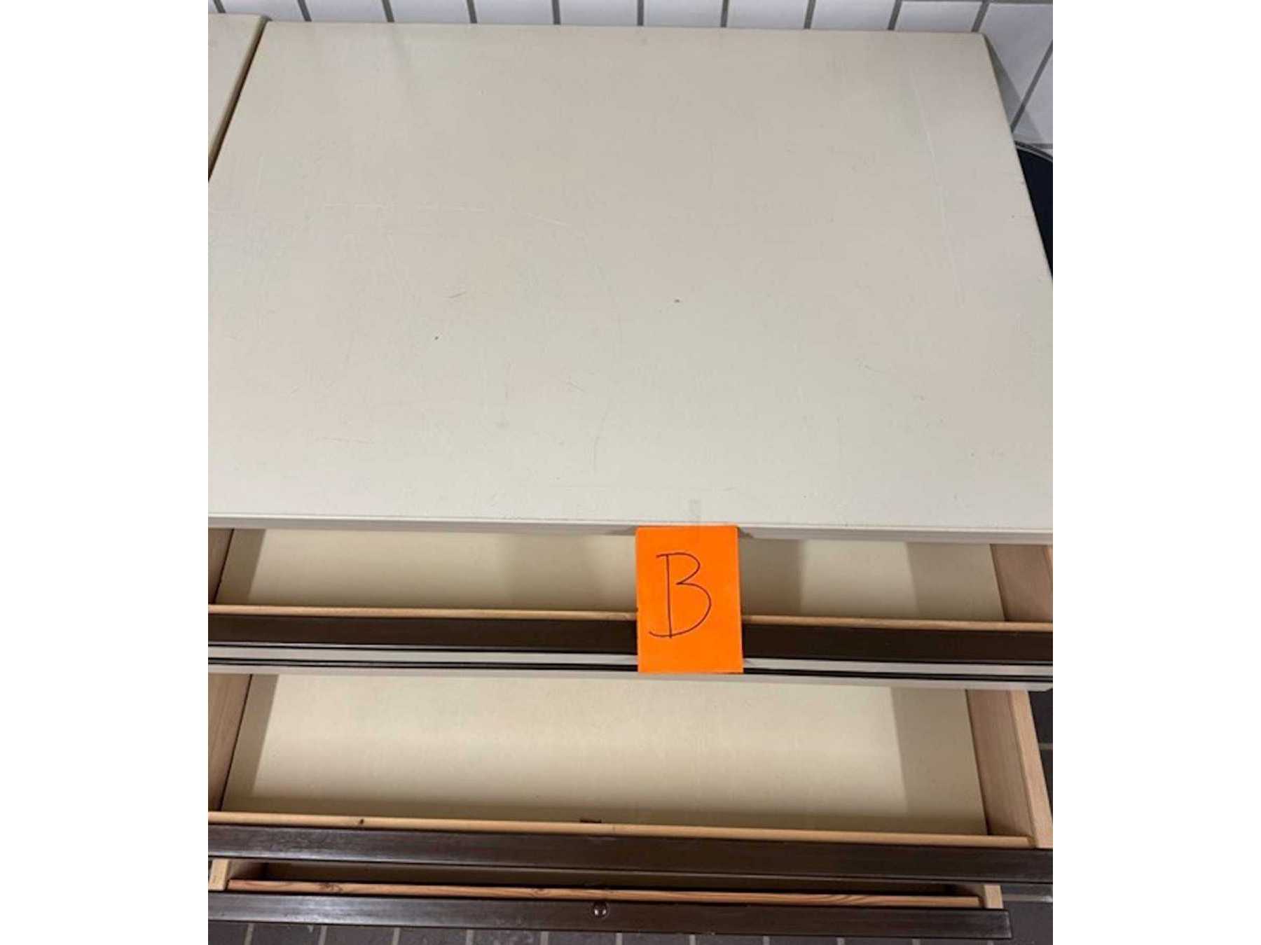 Planschrank mit offenen Schüben von oben