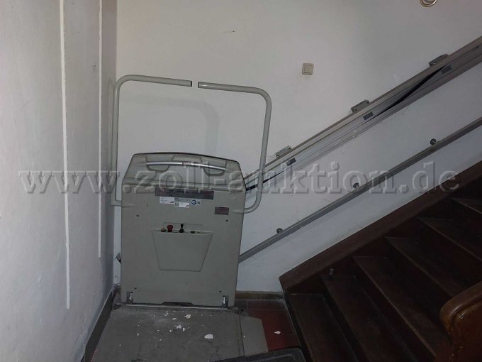 1 platformlift van CAMA Treppenlift GmbH (lift); type Handi-Lift EA7 – kavel bij Zoll-Auktion, Aßling