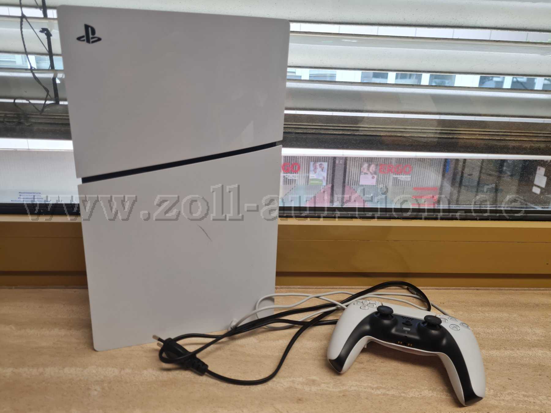 Vorderseite Playstation 5
Stromkabel u. Controller