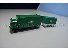 Der LKW Mit Anhänger von der Seite