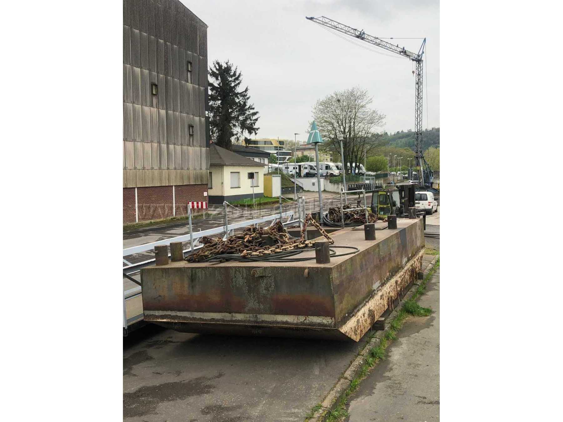Ponton auf Land liegend
