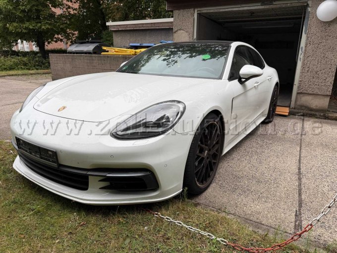 Porsche vorn links