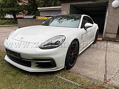 Porsche vorn links