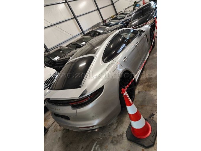 Schräge Heckansicht (rechts)