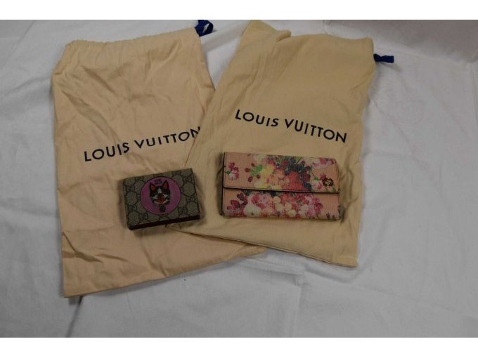 1 Portemonnaie „Gucci“ GG Supreme & 1 Portemonnaie „Gucci“ Blooms