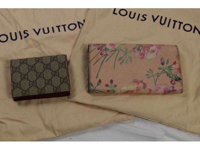 1 Portemonnaie „Gucci“ GG Supreme & 1 Portemonnaie „Gucci“ Blooms - Rückseitenansicht