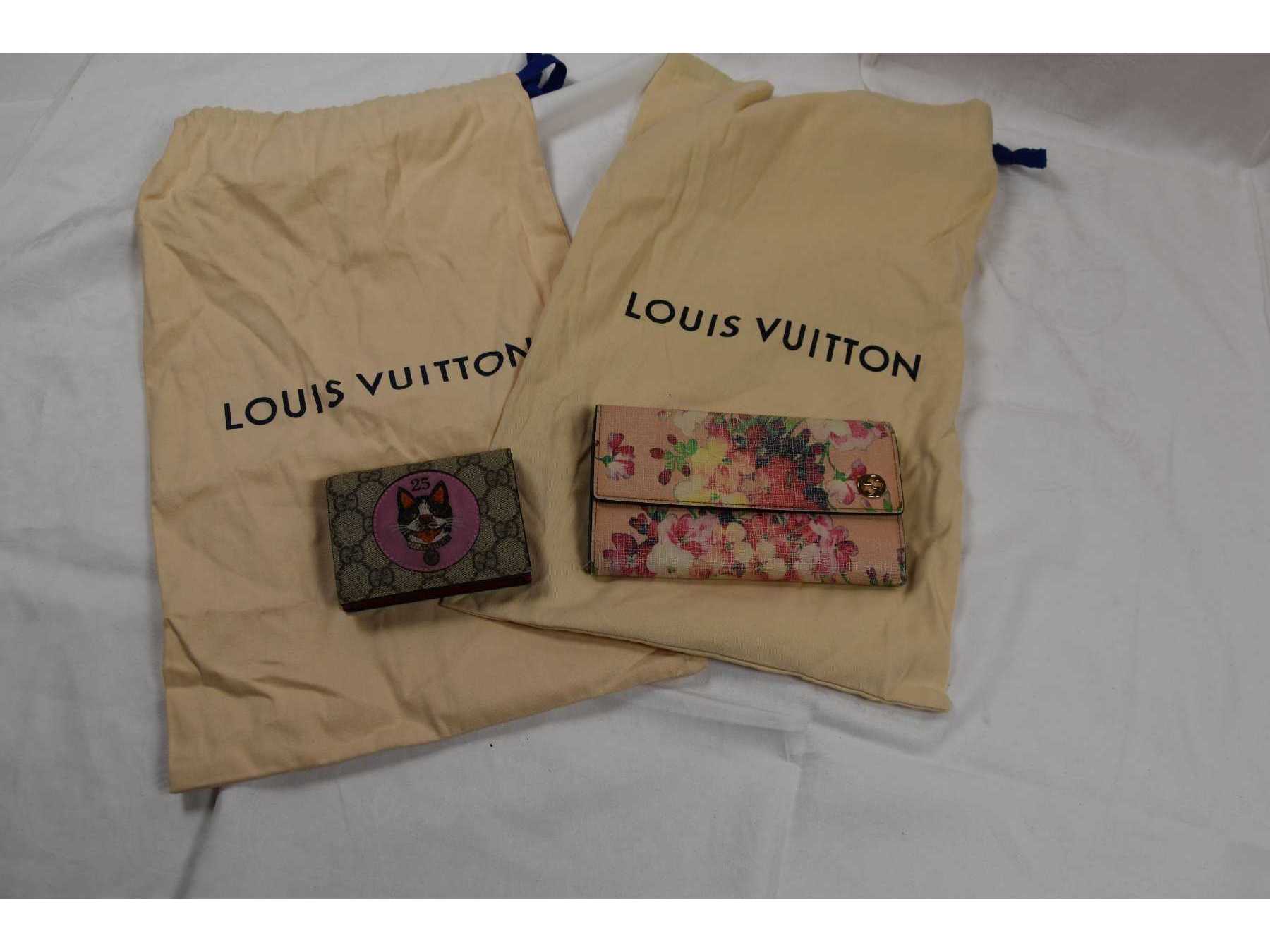 1 Portemonnaie „Gucci“ GG Supreme & 1 Portemonnaie „Gucci“ Blooms