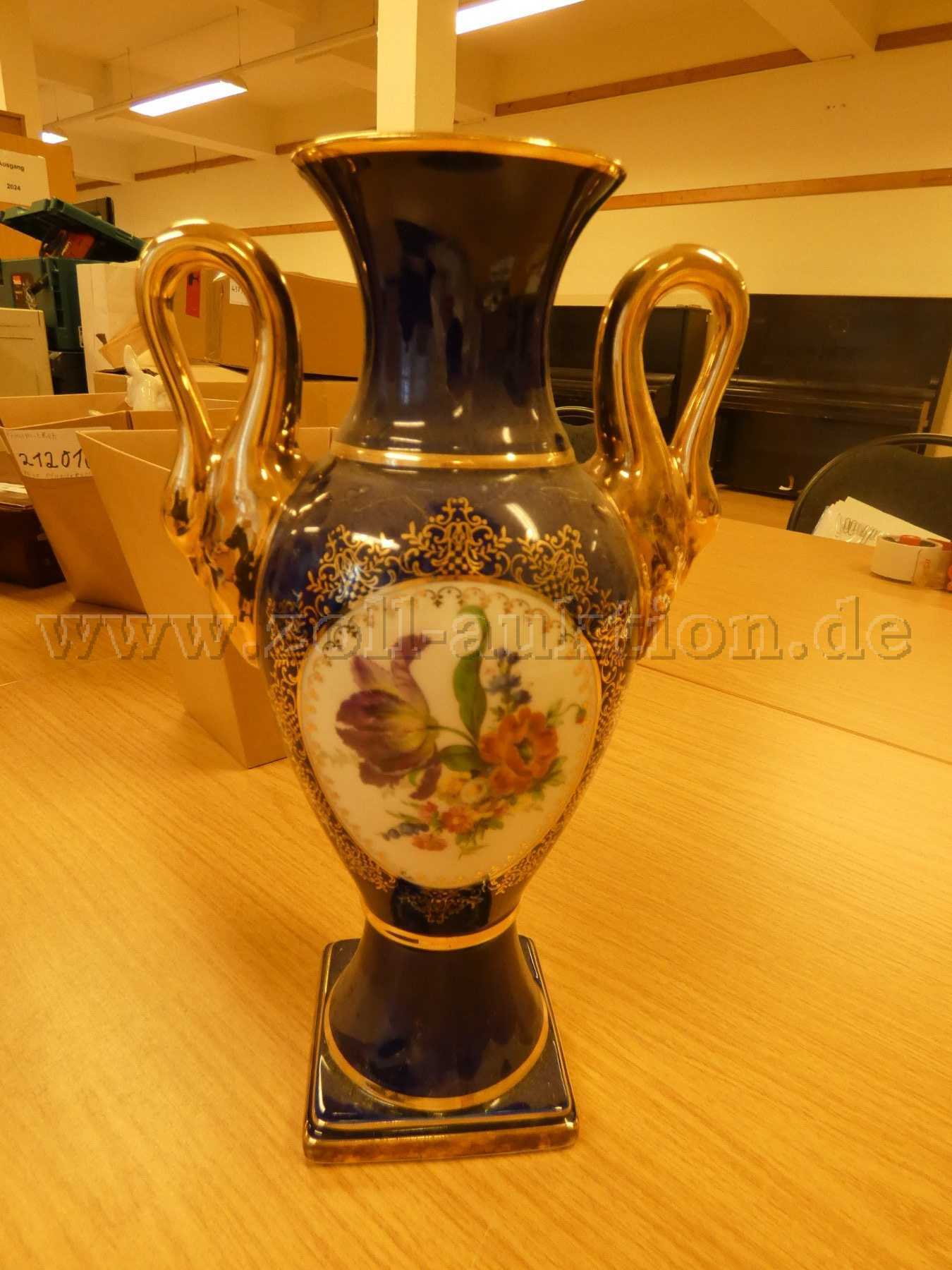 1件Kerafina瓷器厂(Royal KPM)瓷花瓶,