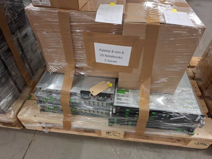 Notebooks und Server auf Palette