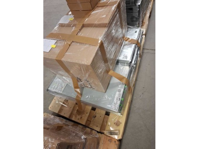 Notebooks und Server auf Palette (2)