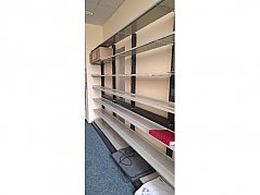 Regalreihe-ohne sichtbaren Gegenstände