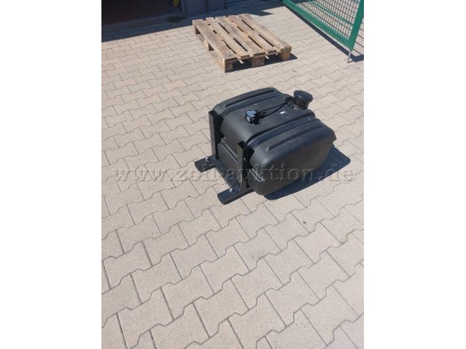 Ansicht von hinten Tank mit Konsole und Spannbänder