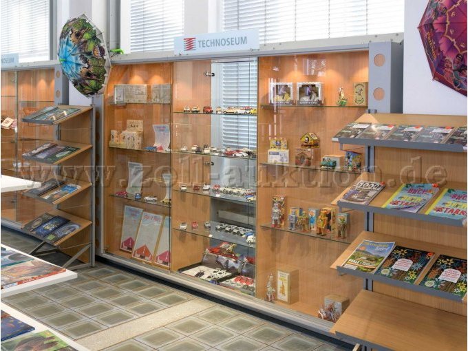 Vitrine mit 10 Glas-Einlegeböden