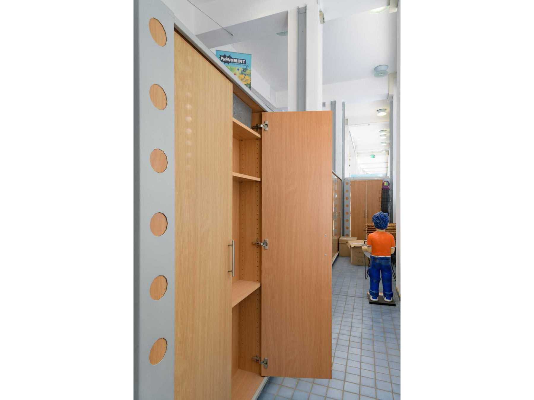 Detailansicht Rückseite der Vitrine