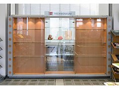 Vitrine mit 9 Glaseinlegeböden