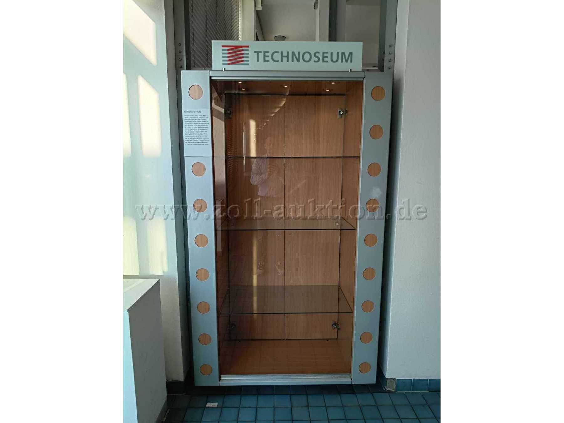 Vitrine mit 3 Glasböden