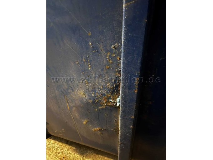 Detailbild Delle mit Korrosion an Presscontainer Wand