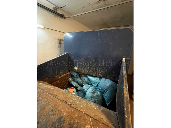 Detailbild Einwurf Presscontainer