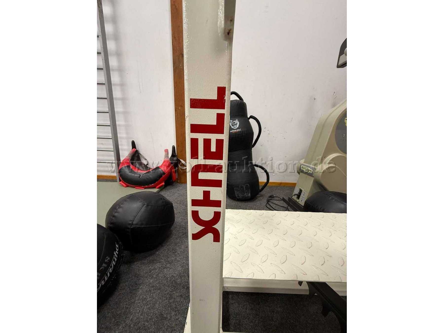 Hersteller-Schriftzug